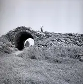 Gråborg. S:t Knuts kapell syns genom valvet.

Ölands största fornborg, anlagd under järnåldern men i bruk ända in i historisk tid. Intill borgen finns en medeltida kapellruin och byn Borg med ett välhävdat odlingslandskap.
Gråborg är Ölands största fornborg och även en av Sveriges största anläggningar i sitt slag. Liksom Ismanstorp är den belägen centralt på ön. Borgen har tidigare benämnts Backaborg men denna benämning har efter hand flyttats över till den närliggande byn Borg. 
Borgmuren omsluter en yta på 210 x 160 meter och ringmurens höjd varierar 4-7 meter. Murens ursprungliga höjd har uppgått till cirka 8-10 meter med en tjocklek på cirka 10 meter. I nordväst finns en port med ett medeltida valv som förstärkt med kalkbruk. Borgen har tidigare haft ytterligare två portar, en i norr och en i söder. Enligt äldre källor har den befintliga porten tidigare krönts av ett mindre torn, även den södra porten har haft ett torn.

Källa Länsstyrelsen.