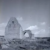 S:t Knuts kapell, 200 meter norr om Gråborg, tyder på att borgen har haft en stor betydelse under medeltiden. Kapellet, ursprungligen cirka 18 x 7 meter, uppfördes under 1100-talet utan torn och var försedd med absidkor. Koret avsmalnar något åt öster och var försett med fönster med rundstav och skråkantsockel. Kapellet breddades under gotisk tid och förseddes med spetsbåge. Kapellet, övergavs redan under 1500-talet, och dess enda klocka konfiskerades till kronan 1560. Idag finns endast den västra gaveln och triumfbågen kvar. En stavkorshäll finns numera i Algutsrums kyrka liksom ett altarskåp som är ett av Ölands största. Kapellbyggnaden har troligen omgivits av en mindre kyrkogård, såväl skelett som gravstenar har påträffats i närheten. Kapellet har varit helgat åt den danske helgonkonungen Knut som blev dödad i ett uppror i Odense år 1086 och som senare blev skyddspatron hos den danska handelsorganisationen Knutsgillet.

Källa Länsstyrelsen.
