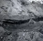 Genomskärning av jordskiktet vid brandgrav i Bredsättra.