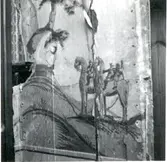Väggmålningar i trappan till ett 1947 rivet hus vid Södra Långgatan. Grått i grått, på papper klistrat på virket. Överförda till museet.