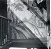 Väggmålningar i trappan till ett 1947 rivet hus vid Södra Långgatan. Grått i grått, på papper klistrat på virket. Överförda till museet.