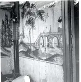 Väggmålningar i trappan till ett 1947 rivet hus vid Södra Långgatan. Grått i grått, på papper klistrat på virket. Överförda till museet.