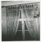 Interiör frånKrusenstiernska gården
Salongen, västra väggen, södra fönstret.