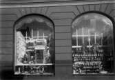 Skyltfönster till affär, jul 1919
	Metallutfällningar runt kanterna, fläckar/prickar.