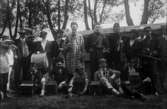 Gruppfoto clowner? 1919
 	Metallutfällningar.