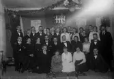 15 års jubileum, gruppfoto 1919
	Metallutfällningar runt kanerna.