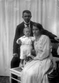 Fotograf Johnsson med fru och ett barn ca:1919
	Metallutfällning i kanten, repor.