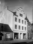 Fastighet exteriör ”Bengtssons hus”
	Svag metallutfällning, repor, fingeravtryck, prickhål i emulsionen, delvis brun missfägning.