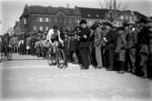 Cykellöpare, stor folkmassa möjligen ” Sverigeloppet”
	Svag metallutfällning, repor, svag rosa missfärgning.