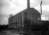 Gummifabrikens Ångcentral, uppförd 1927/28.
	Svag metallutfällning, repor, svag brun missfärgning, emulsionen lös.