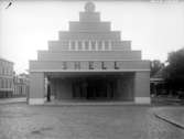 Bensinstation SHELL (exteriör) vid gamla torg 1931
	Metallutfällning, fingeravtryck, kraftig repa.