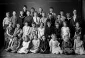 Fru Larssons skol klass 1931
	Metallutfällning, fingeravtryck, lätta repor.