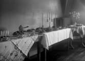 Skolköksuppvisning, tre fina dukade bord med blommor mat och annat 1931	metallutfällning, fingeravtryck, lätta repor.