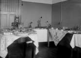 Skolköksuppvisning tre fina dukade bord med blommor, mat och annat 1931	metallutfällning, fingeravtryck, lätta repor.