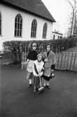 Tre flickor utklädda till påskkärringar, år 1984.

Fotografi taget av Harry Moum, HUM, Mölndals-Posten, vecka 17, år 1984.