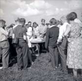 En folksamling vid en arkeologisk utgrävning vid Skedemosse 8/8 1960.