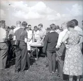 En folksamling vid en arkeologisk utgrävning vid Skedemosse 8/8 1960.