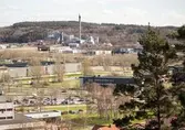 I fonden syns Riskulla som ursprungligen var några gårdar på en kullig och risbevuxen mark i Balltorp. År 1984 byggdes fjärrvärmeverket Riskullaverket (Mölndals Energi), vilket för det gamla ortsnamnet vidare. I förgrunden syns Pedagogen Park (f.d Lärarhögskolan) som invigdes 1974. Den ljusgrå byggnaden till vänster är KappAhls lager och den mörkgrå, låga byggnaden till höger är elektronikföretaget P Dahl (Gammagatan 1). Framför detta företag går landsvägen Frölundagatan.