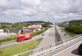 Mölndals stad hade egna växthus men dessa är nu borta. Där växthusen tidigare låg susar nu E6/E20s täta trafik fram. Denna bild är fotograferad från överfartsbron vid Åbromotet, norrut i riktning mot Göteborg. I fonden till vänster ligger Safjället och på höger sida ligger Rallarberget.