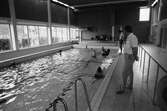 Invigning av handikappbadet på Stretered i Kållered, år 1984. En samling människor som simmar. 