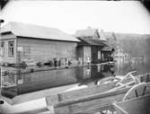 Översvämning, familjen Asper framför sin stuga, Rättvik, Dalarna 1909