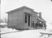 Skötsner-Edhlunds nyinköpta fotoateljé transporteras till Söderön, Uppland 1914