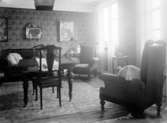 En salong. Enligt Walter Olsons journal är bilden beställd av ingenjör Karl Björklund ifrån Stensviksvägen 18 i Kalmar.