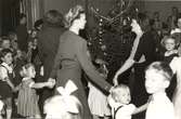 Dans kring julgranen på Teaterkällaren Kalmar tillsammans med barnen julen 1946.