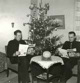 Jul på brandstationen i Kalmar 1946. Två brandmän läser Kommunalarbetarens julutgåva.
