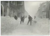 Snöröjning vid hörnet Kaggensgatan-Storgatan efter en snöstorm den 1 mars 1931.