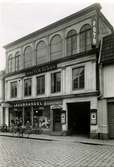 Södra Långgatan 26 1950, före rivningen.
På tomt nr 5,6 och 7 uppförde Länsstyrelsen en större fastighet. Fotografen Walter Olson hade sin ateljé här.