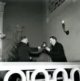 Edvin Pettersson tar emot hjälm av brandchefen Abbe Florin vid Kalmar brandkårs 40-årsjubileum den 1:a januari 1946.