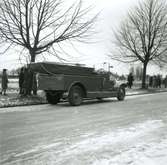 En räddningsbil med båt på flaket under firandet av Kalmar brandkårs 40-årsjubileum den 1:a januari 1946.