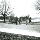 En gammal brandvagn paraderar under firandet av Kalmar brandkårs 40-årsjubileum den 1:a januari 1946.