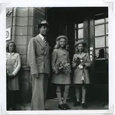 Prins Gustaf Adolf och prinsessorna Birgitta och Desirée utanför Stadshotellet där fru Agda Gustavsson väntar med lunchen.