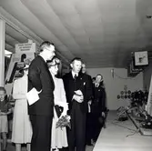 Dåvarande kronprinsen Gustaf Adolf med hustrun Louise besöker hantverksmässan i Kalmar 1947.