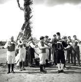 Spelmän i folkdräkter under hantverksmässan i Kalmar 1947.