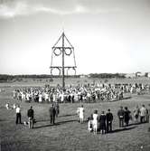 Dans runt midsommarstången under hantverksmässan i Kalmar 1947.