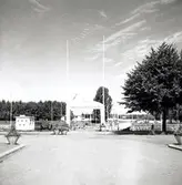 En bro som byggdes över Fredriksskanskanalen med anledning av hantverksmässan 1947. På andra sidan fanns en restaurang.