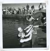 Deltagare i 1946 års SM i simning, som ägde rum vid Långviken i Kalmar, intervjuas av en radioreporter.