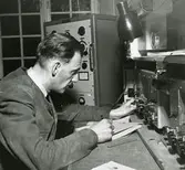 Radiosignalist frmför radion i radiohytten.