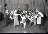 Elever dansar i folkdräkt, Rostads folkskoleseminarium.