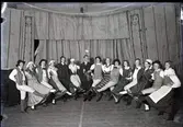 Elever dansar i folkdräkt, Rostads folkskoleseminarium.