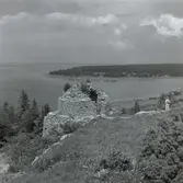 En gammal kalkugn.
I naturreservatet Lergrav finns ett 60-tal raukar, bland annat den märkliga formationen Lergravsporten. Den högsta rauken är 