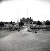 En bro över Fredriksskanskanalen som byggdes i samband med hantverksmässan 1947. I bakgrunden syns Kalmar domkyrka.