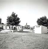 Vy från området vid Fredriksskans där hantverksmässan 1947 hölls. Till höger syns en kiosk som sålde frukt.