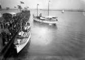 Tysk motortävlan, 3 båtar vid hamnen och folk på hamnplatsen 1924
	Metallutfällning, fingeravtryck, missfärgad lätt rosa, en stor fläck i mitten.