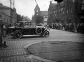 Motorklubben 1924, ett antal bilar mellan tullhuset och centralstationen, kontinentgatan, en stor folksamling framför centralen, posten i bakgrunden
	Metallutfällning, vatten skador, emulsion avlossning, missfärgad.