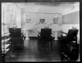 Herr Kosén, rakstuga, interiör 1921.
	Metallutfällning, fingeravtryck, repor.