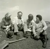 Ragnhild Boström, Sölve Göransson, Ulf Erik Hagberg med okänd i närheten av Ottenby kapell.

Ruinen efter S:t Johanneskapellet är belägen en halvmil söder om Ås kyrka, intill vägen mot fyren Långe Jan. Kapellet uppfördes under 1200-talets senare del och övergavs vid 1500-talets slut. Kapellruinen mäter 25x13 meter med intill fem meter breda murar och omges av en enkel kyrkogårdsmur. Vid uppförandet av fyren på 1780-talet, revs de då ännu stående murarna för att användas som byggnadsmaterial. I anslutning till ruinen ligger den så kallade Rosenkinds källa. Linné benämner för övrigt 1741 platsen Rosenkinds kapell. 

(Uppgifterna är hämtade från Länsstyrelsen)